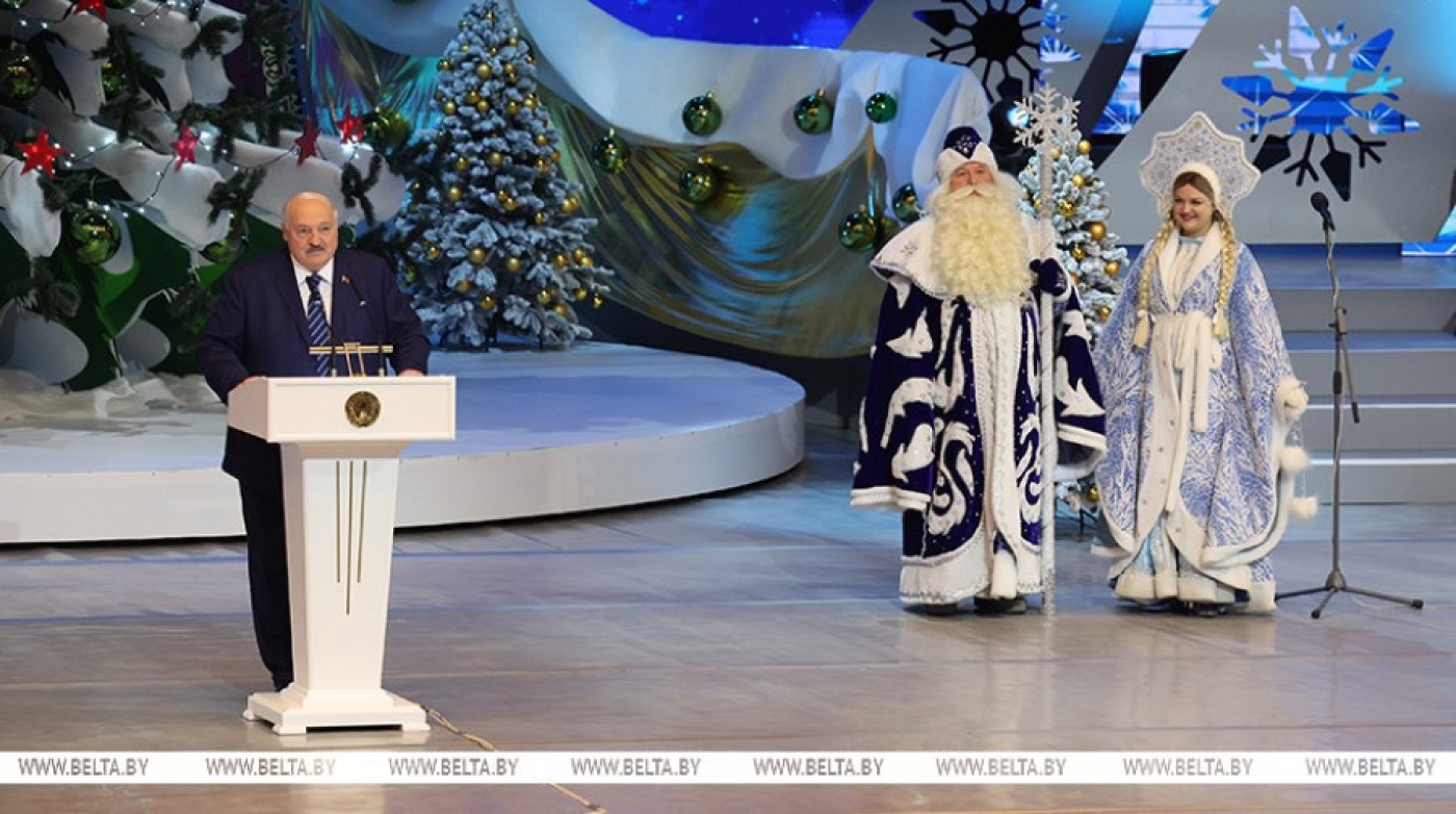 Лукашенко - детям об учебе в школе: есть такое слово "надо"