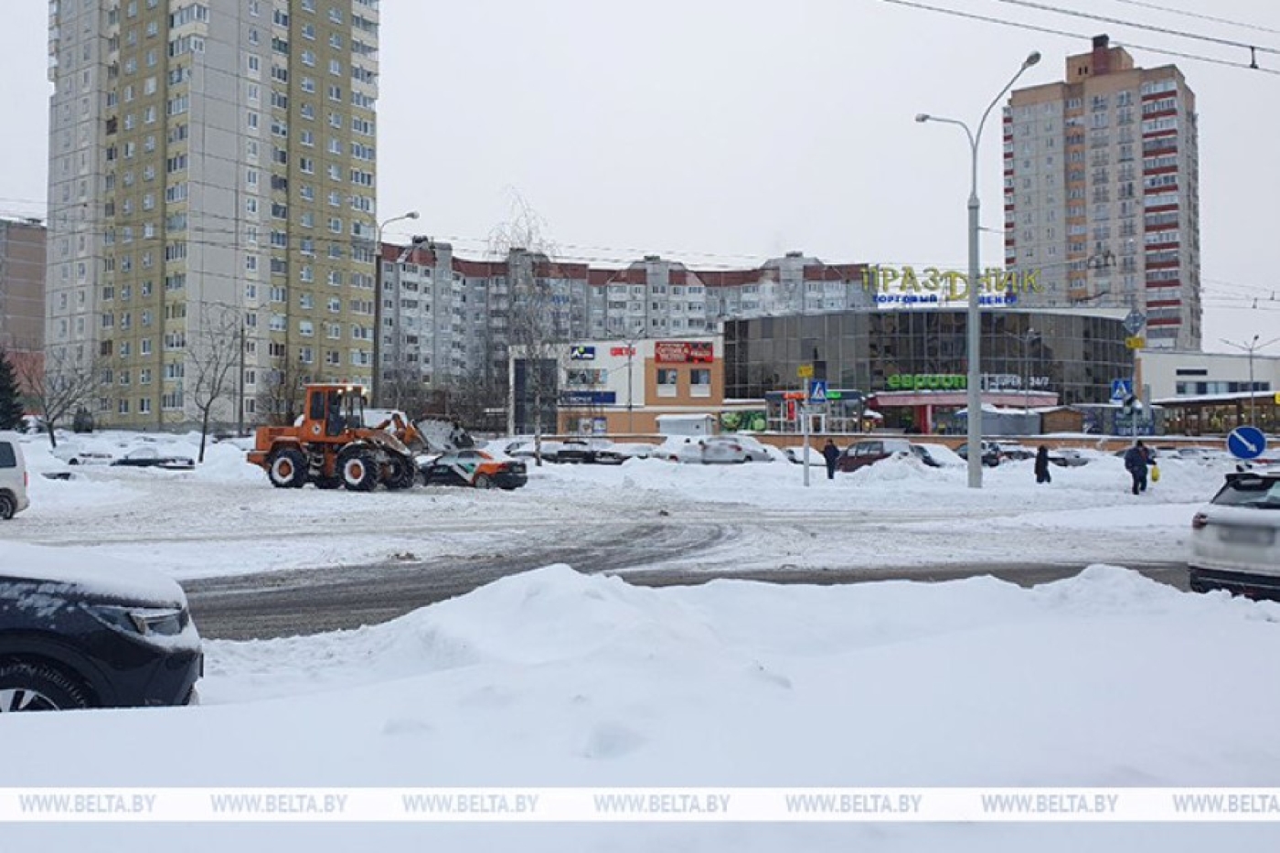 Более 1,8 тыс. единиц коммунальной спецтехники в Беларуси убирают улицы и дворы от снега