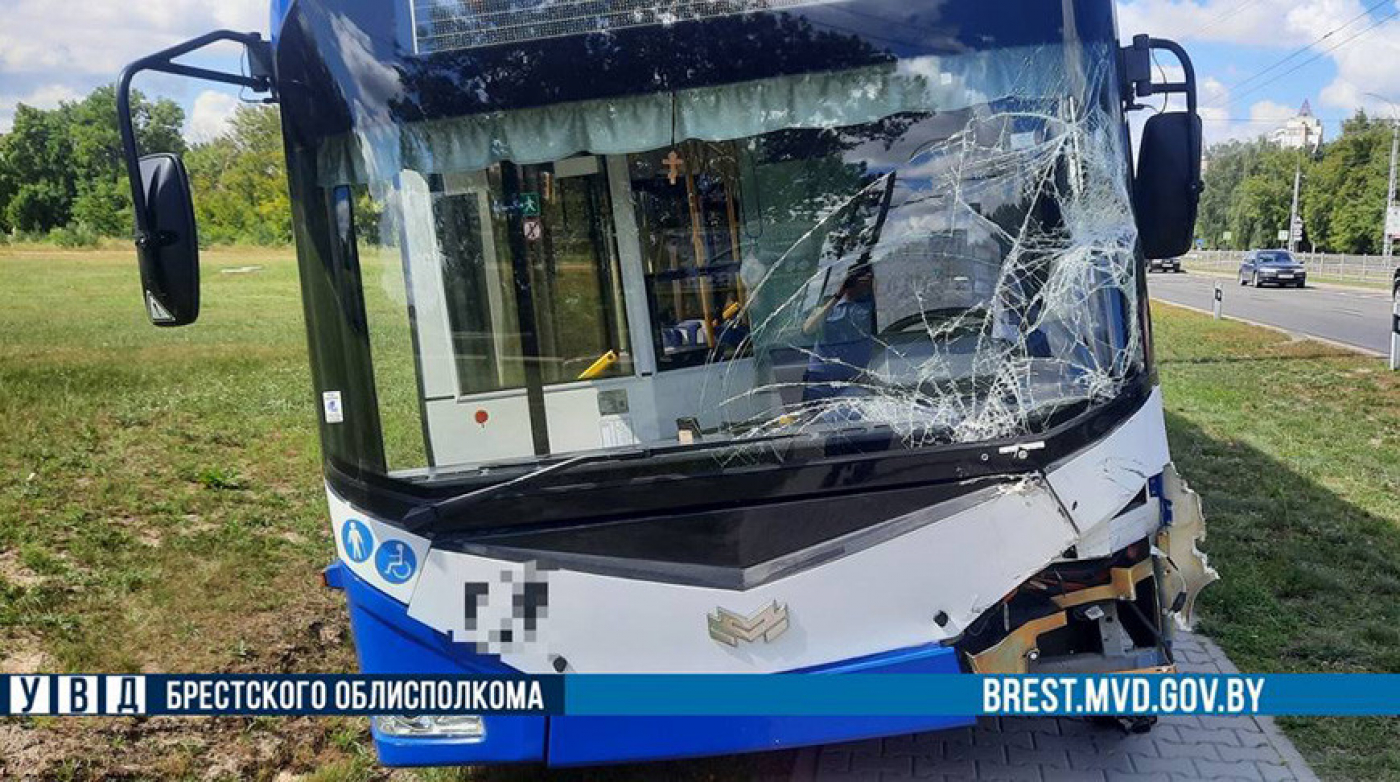 Троллейбус с 20 пассажирами попал в аварию в Бресте
