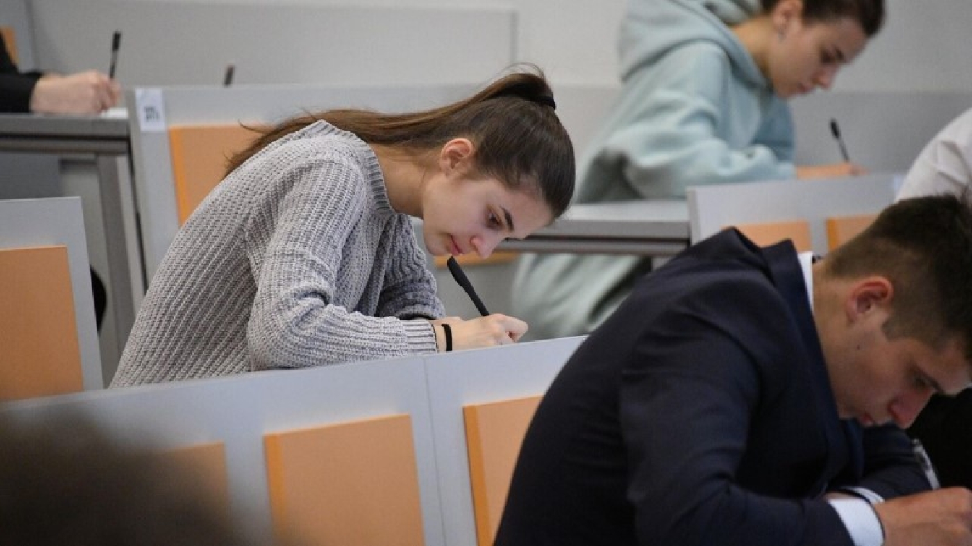 ЦЭ и ЦТ по белорусскому и русскому языкам в резервный день напишут около 400 абитуриентов