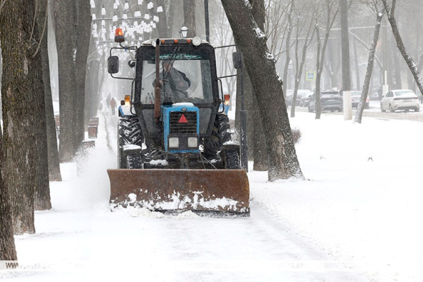 Более 1,9 тыс. работников ЖКХ и около 800 единиц спецтехники расчищали от снега улицы и дороги Беларуси