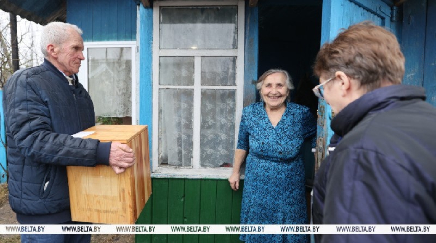 Поддерживают местных и мечтают об урожае. Пообщались с избирателями-старожилами в Березино