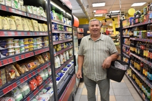 Сегодня у райбольницы открылся магазин "Хит"