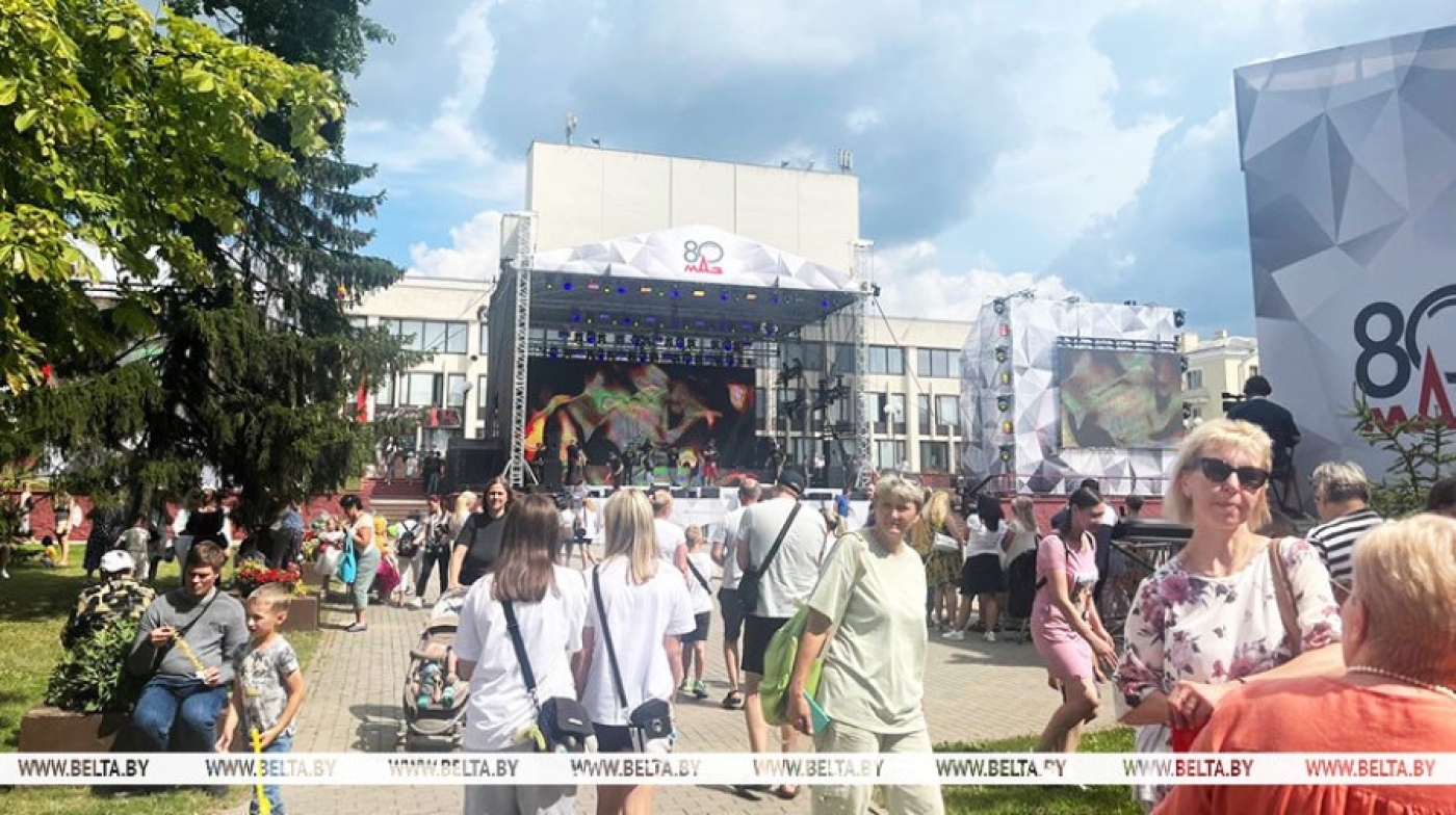 Мощно и красиво. Массовые гуляния развернулись возле ДК МАЗ в честь 80-летия предприятия