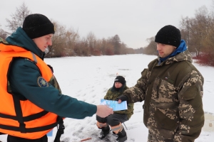 Хоть лед и крепкий, жилет является обязательным спасательным средством