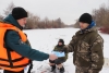 Хоть лед и крепкий, жилет является обязательным спасательным средством