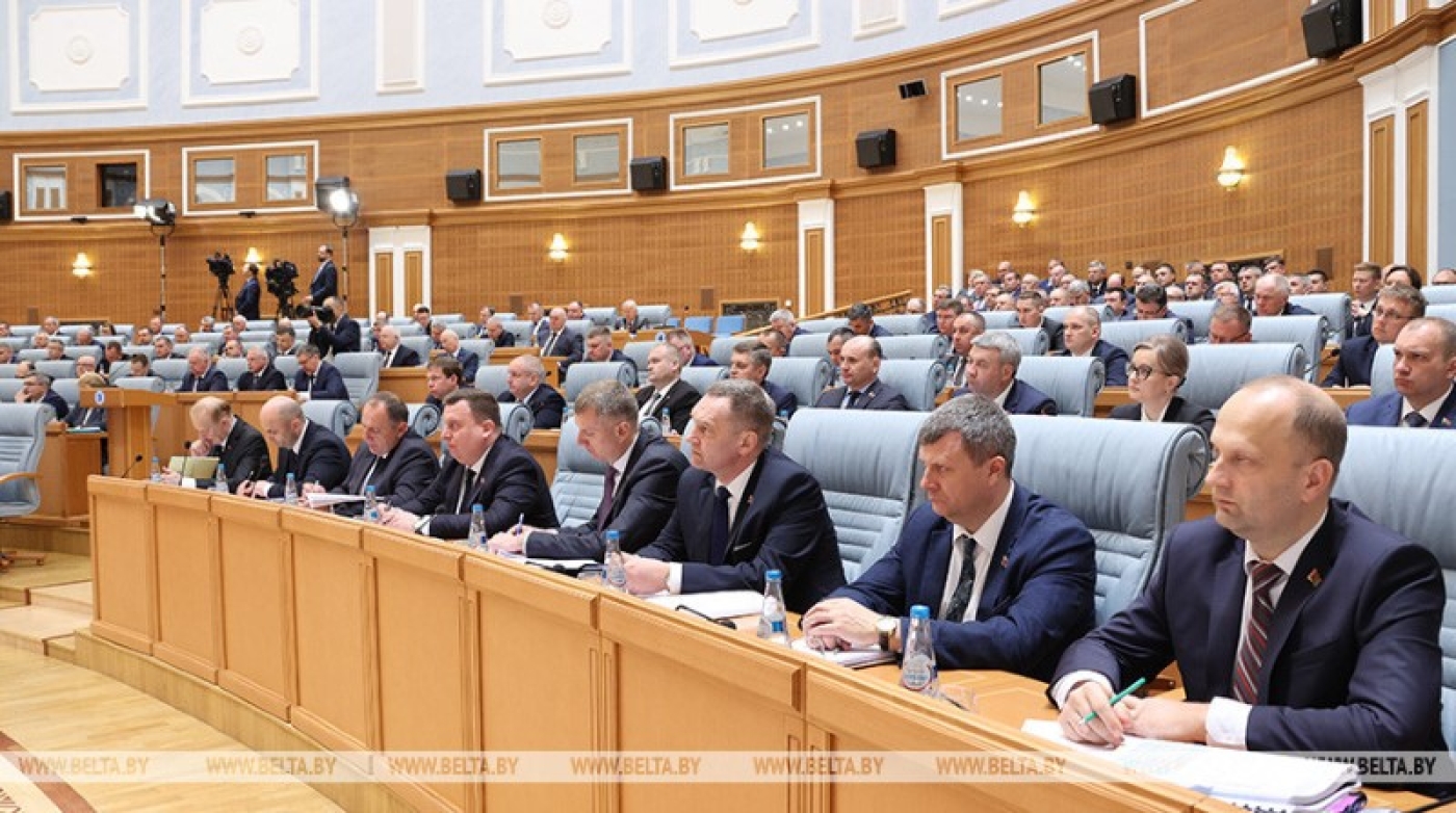 Лукашенко потребовал обеспечить технологическую независимость и защиту экономики от внешних факторов