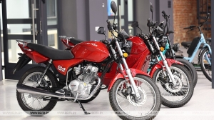 "Велосипед и мотоцикл - это будущее". Лукашенко оценил новые модели минского мотовелозавода