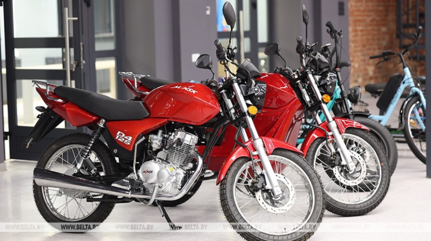 "Велосипед и мотоцикл - это будущее". Лукашенко оценил новые модели минского мотовелозавода