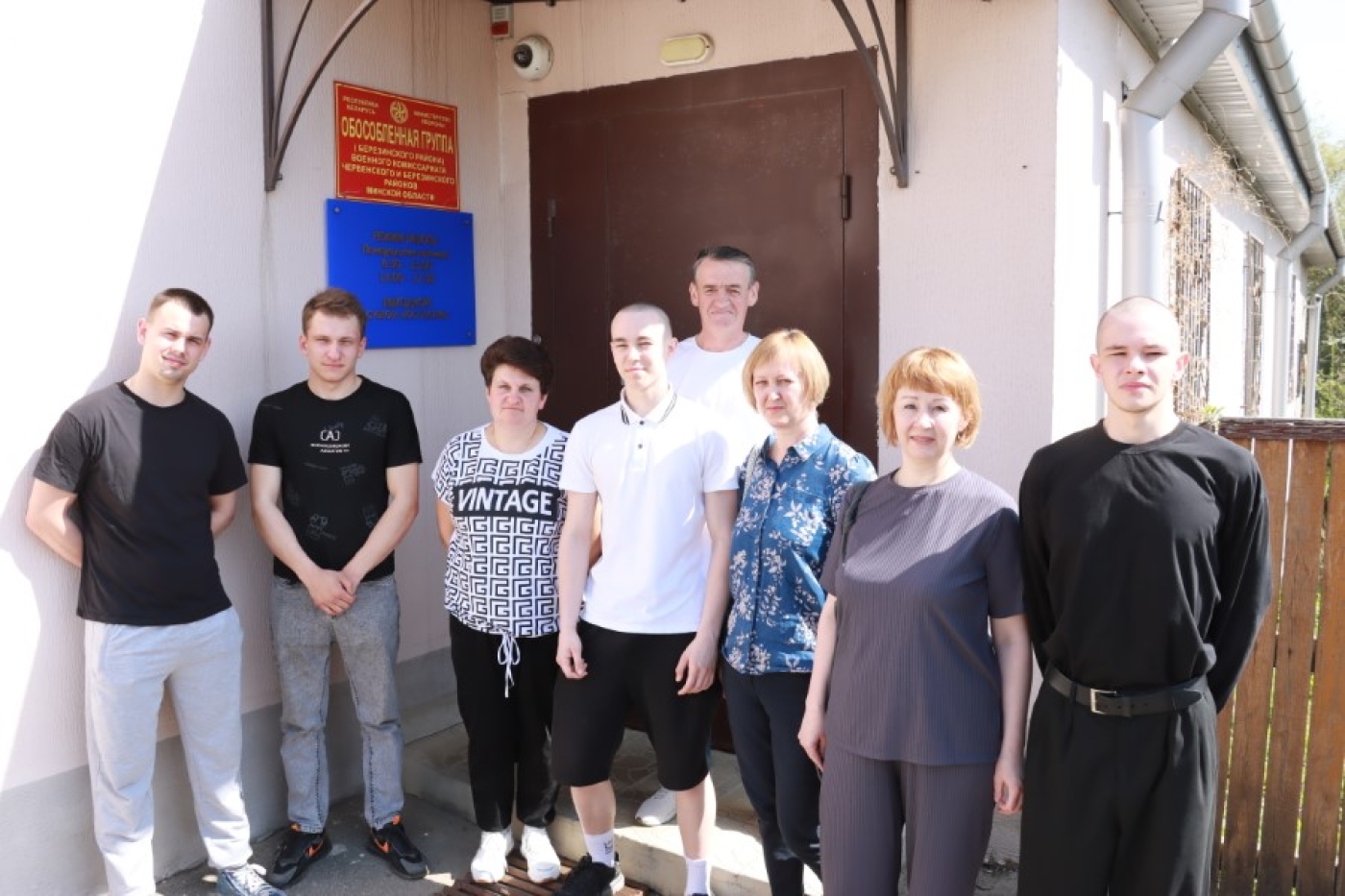 Призывники идут служить Родине