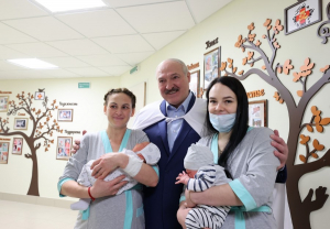 Семейный капитал, бесплатное ЭКО, поддержка материнства. Как Лукашенко решает демографический вопрос