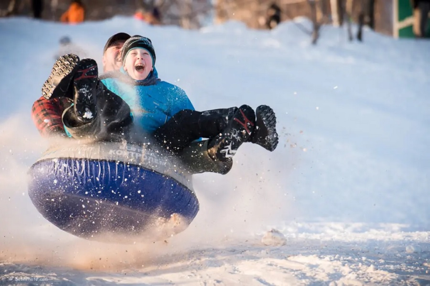 Рассказываем, как безопасно кататься с горки зимой