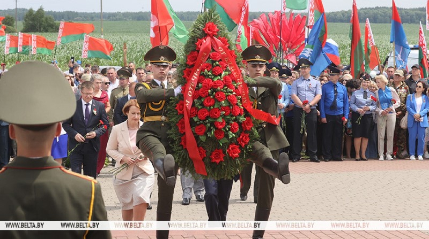 Торжественный митинг и передача штандартов фронтов, принимавших участие в операции "Багратион"