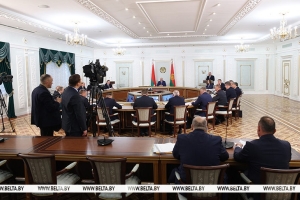 Лукашенко распорядился отправлять в армию всех, кто "не умеет" работать на уборочной