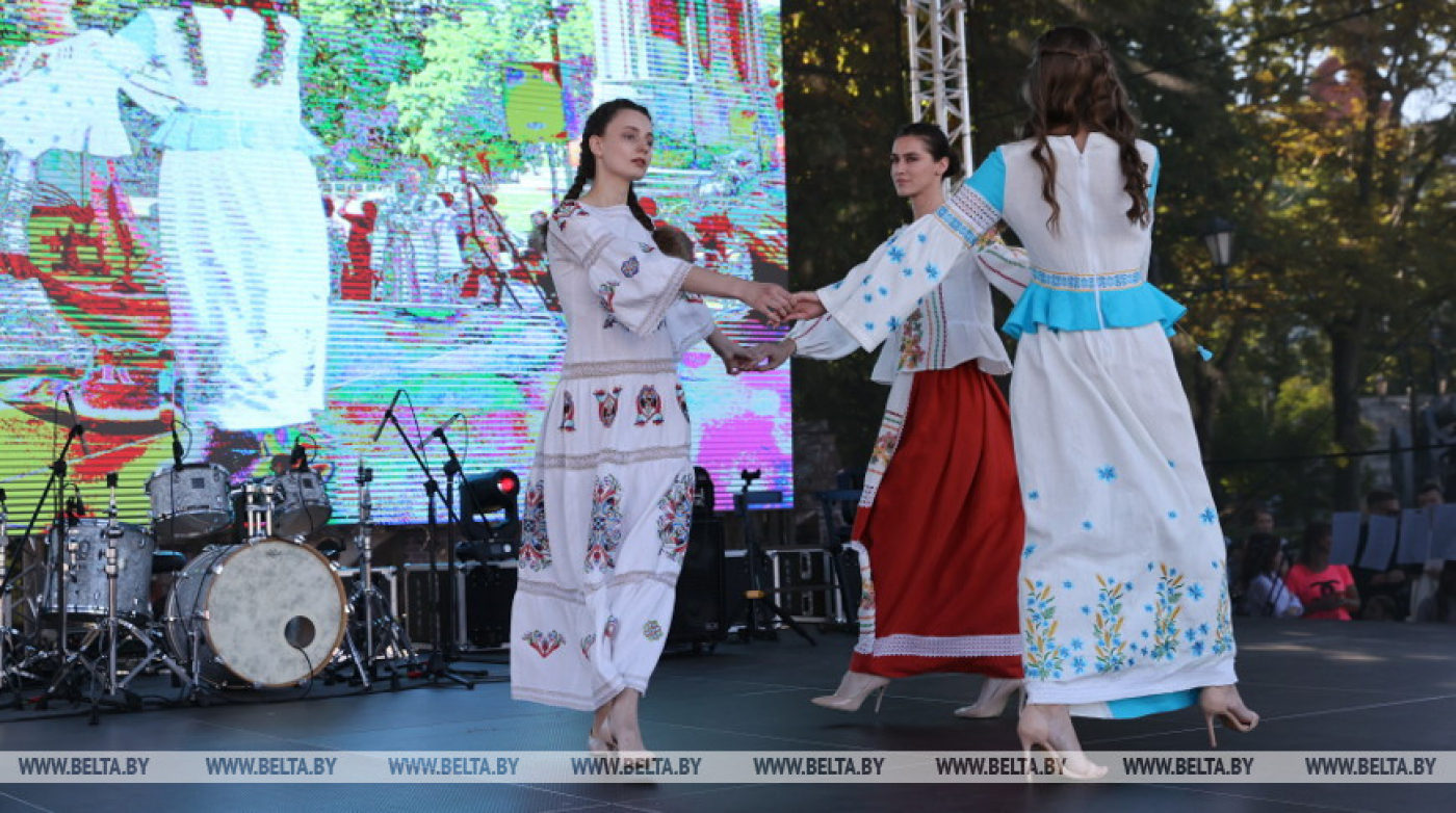 Олимпийский квест, показ мод и вокальное шоу. Как в Полоцке прошел второй день "Вытокаў"