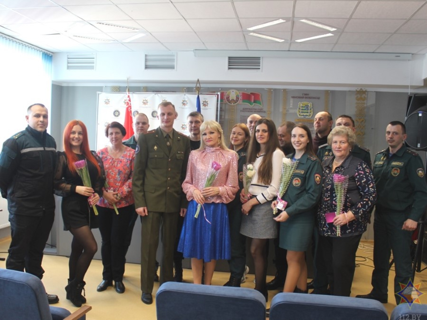 Кветкі, падарункі, канцэрт: як бярэзінскія ратавальнікі віншавалі сёння жанчын-супрацоўніц