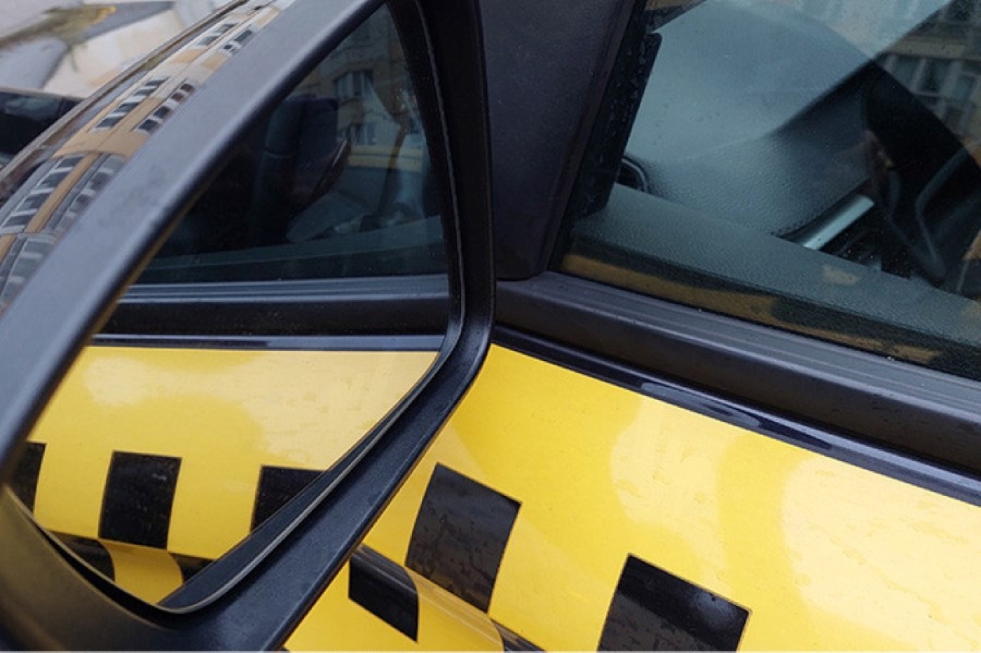 Может ли таксист отказать в перевозке пассажиру с ребенком, если нет детского кресла, пояснил Минтранс