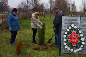 Работники сельхозпредприятия "Уша" приняли участие в республиканской акции "Аллея героя"