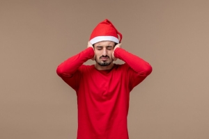 Опасно ли громко слушать музыку в наушниках? Названы причины ранней потери слуха