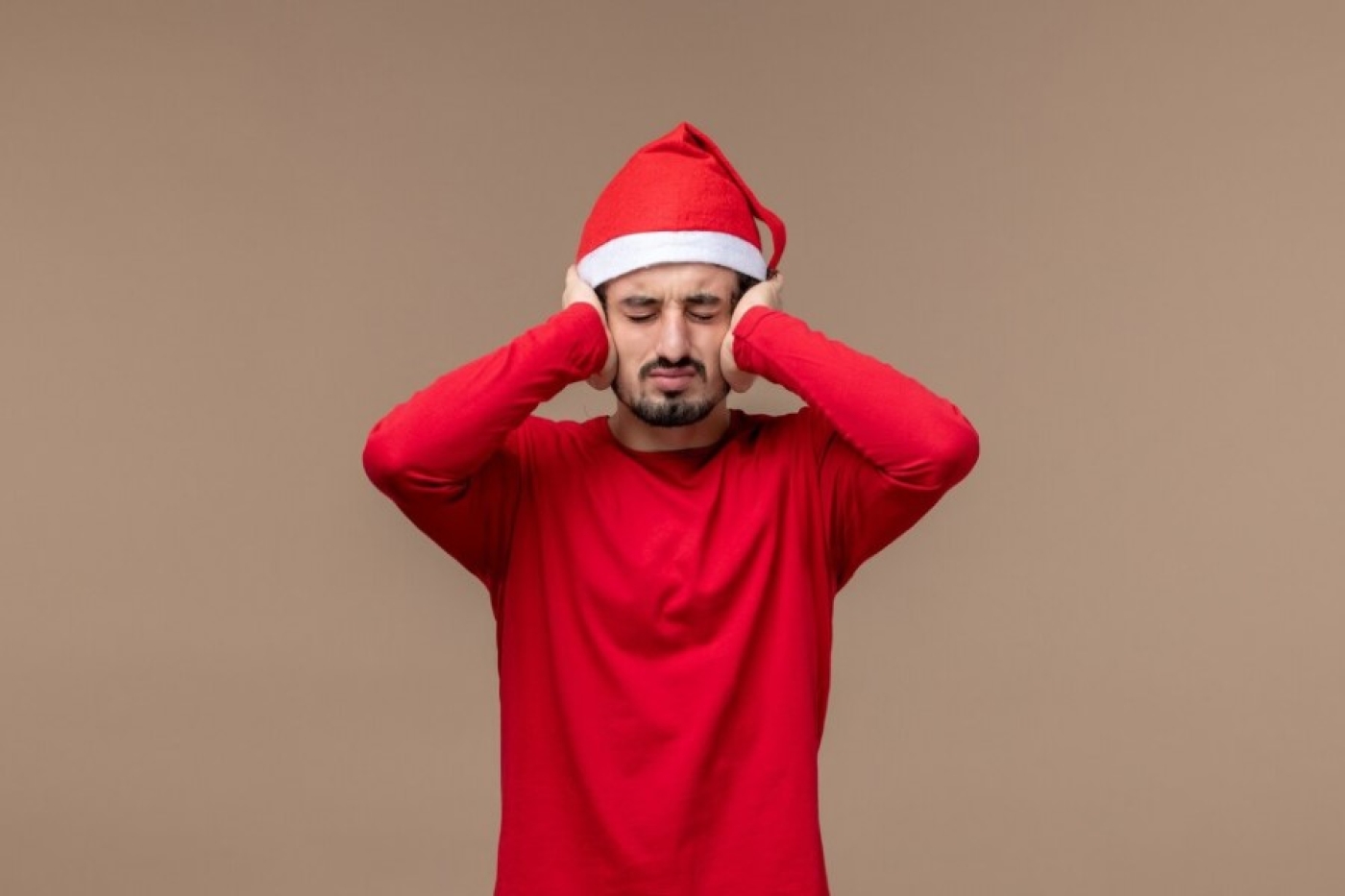 Опасно ли громко слушать музыку в наушниках? Названы причины ранней потери слуха