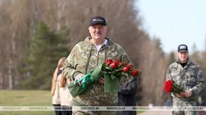 Президент Беларуси Александр Лукашенко в день республиканского субботника работает на благоустройстве государственного мемориального комплекса "Хатынь"