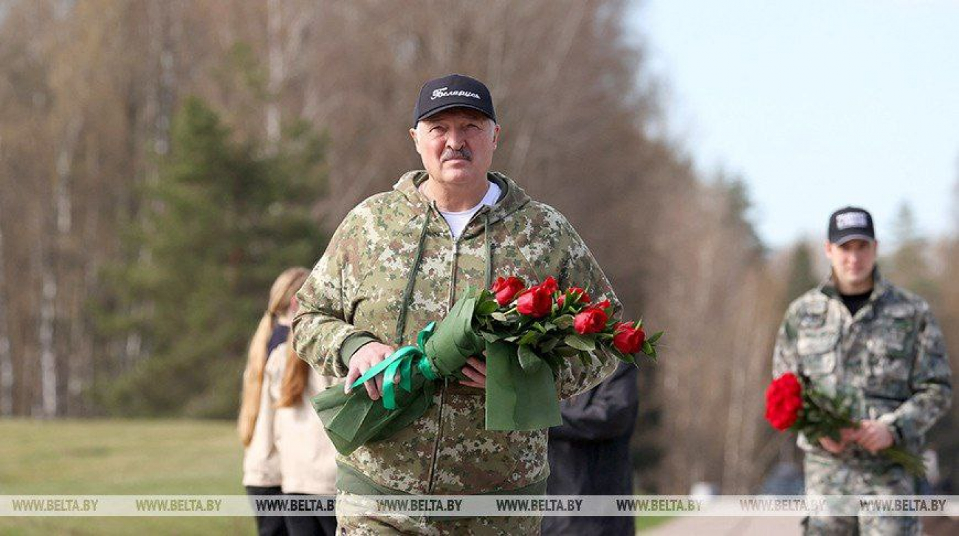 Президент Беларуси Александр Лукашенко в день республиканского субботника работает на благоустройстве государственного мемориального комплекса "Хатынь"