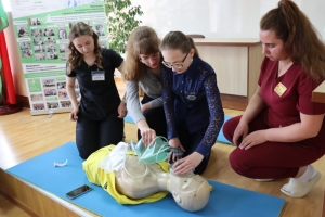 Школьники учились оказывать первую помощь и запускать сердце