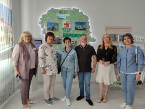 Делегация из Шимска посетила центральную районную библиотеку