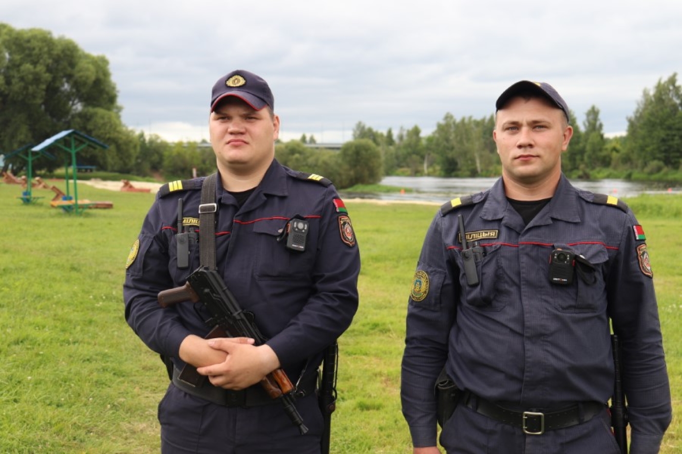 Сотрудники охраны проверяют пляжи