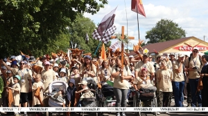 Пилигримы со всей Беларуси идут на фест в Будслав