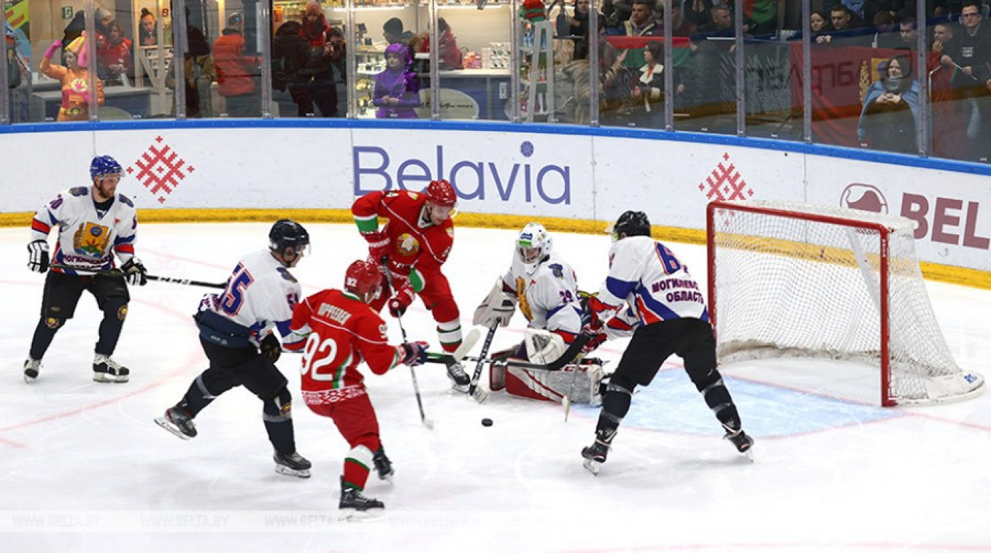 Хоккейная команда Президента Беларуси одержала третью победу в играх любительского турнира
