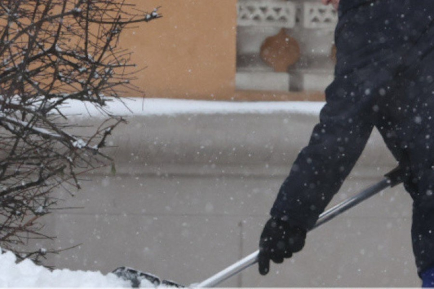 Более 900 работников ЖКХ трудятся на расчистке территорий от снега в Минской области