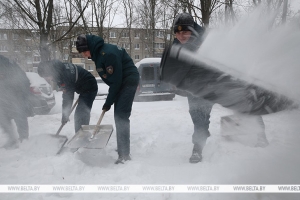 Более 1,7 тыс. курсантов и работников МЧС участвуют в ликвидации последствий снегопада