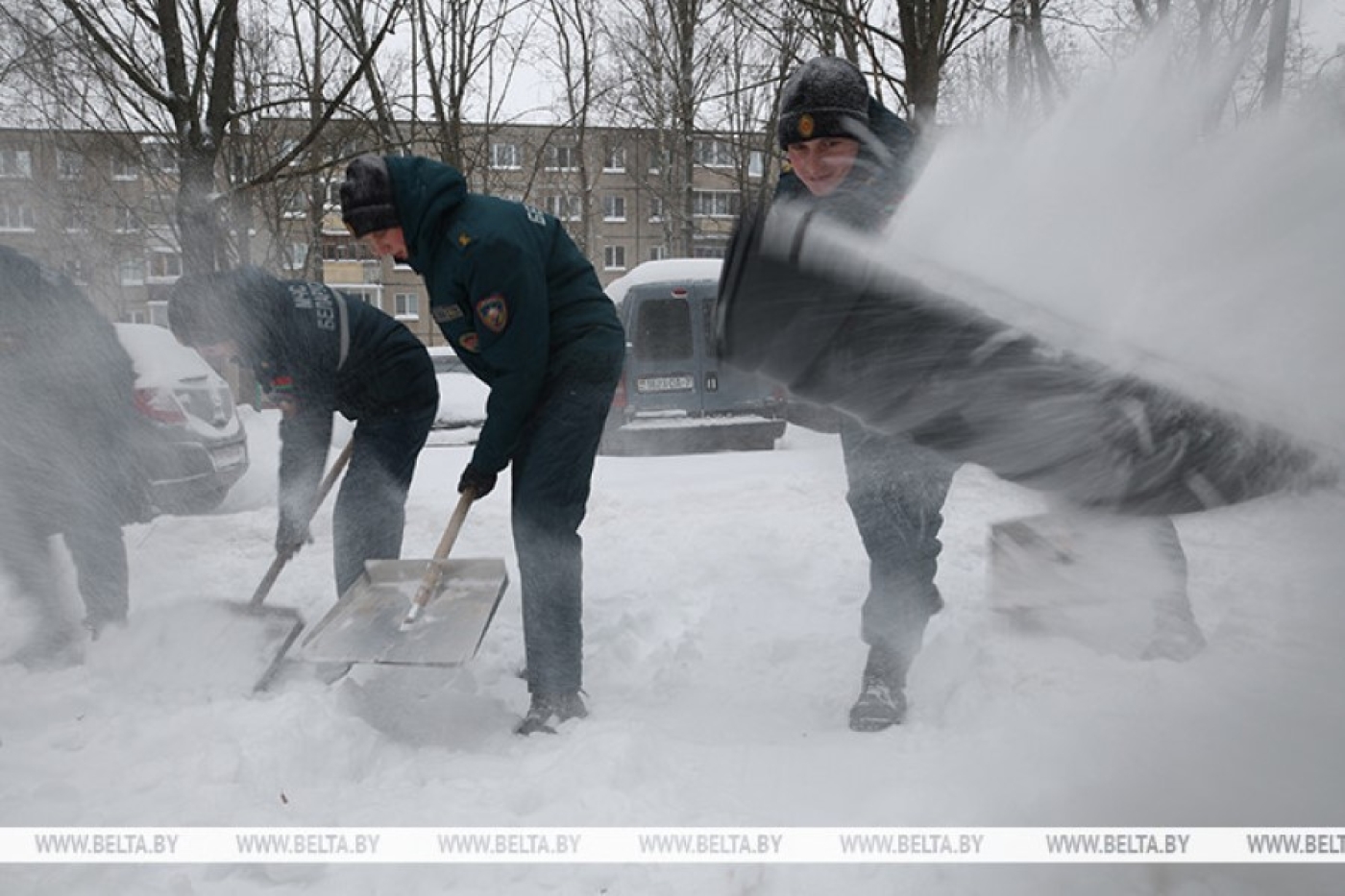 Более 1,7 тыс. курсантов и работников МЧС участвуют в ликвидации последствий снегопада