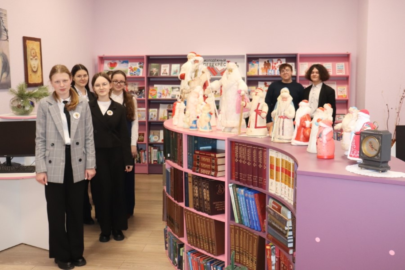 Гимназисты на экскурсии в библиотеке