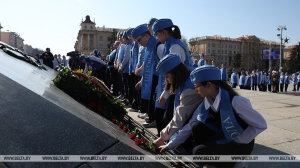 Потомки четырех легендарных командующих почтили память героев у монумента Победы в Минске