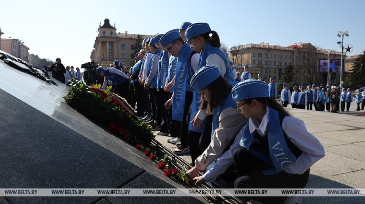 Потомки четырех легендарных командующих почтили память героев у монумента Победы в Минске