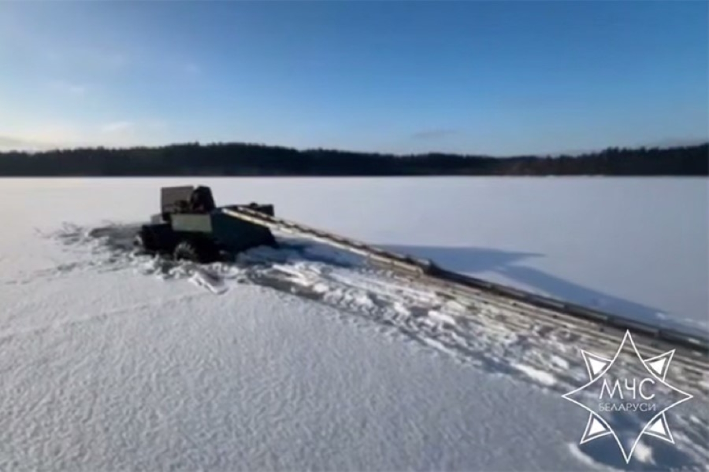 Работники МЧС помогли мужчинам выбраться на берег на озере Глубокое в Полоцком районе