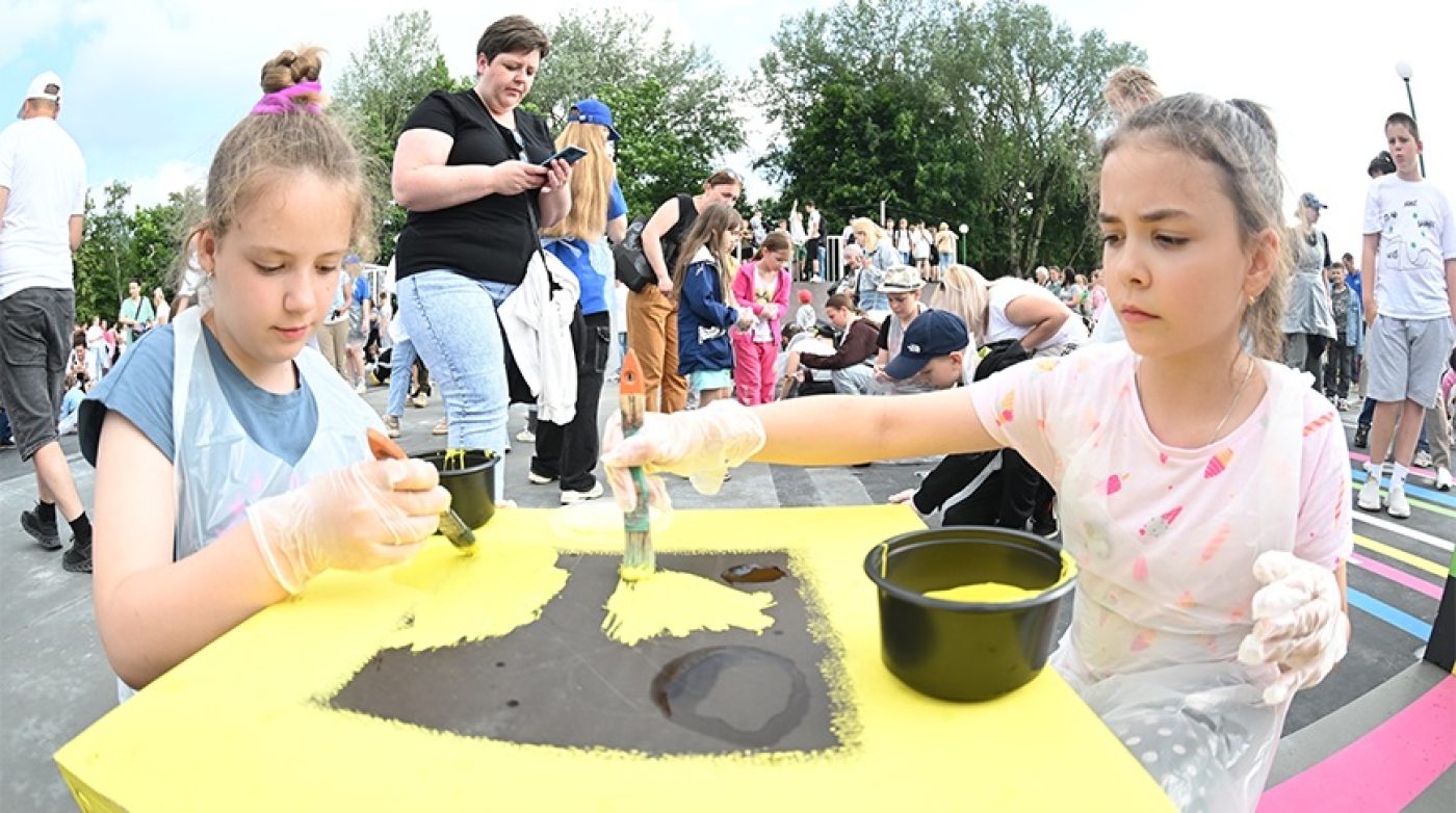 Около 200 гостей фестиваля "Вытокі" украсили скейт-роллер парк в Пружанах