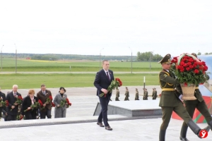 Подвиг дедов и прадедов невозможно переоценить. Турчин возложил цветы к подножию Кургана Славы