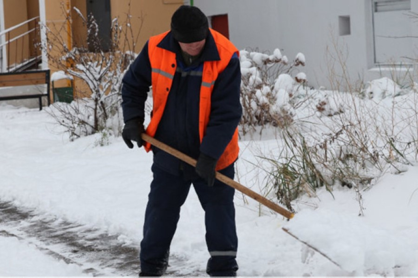 Более 3,6 тыс. работников ЖКХ расчищают от снега улицы и дороги в Беларуси