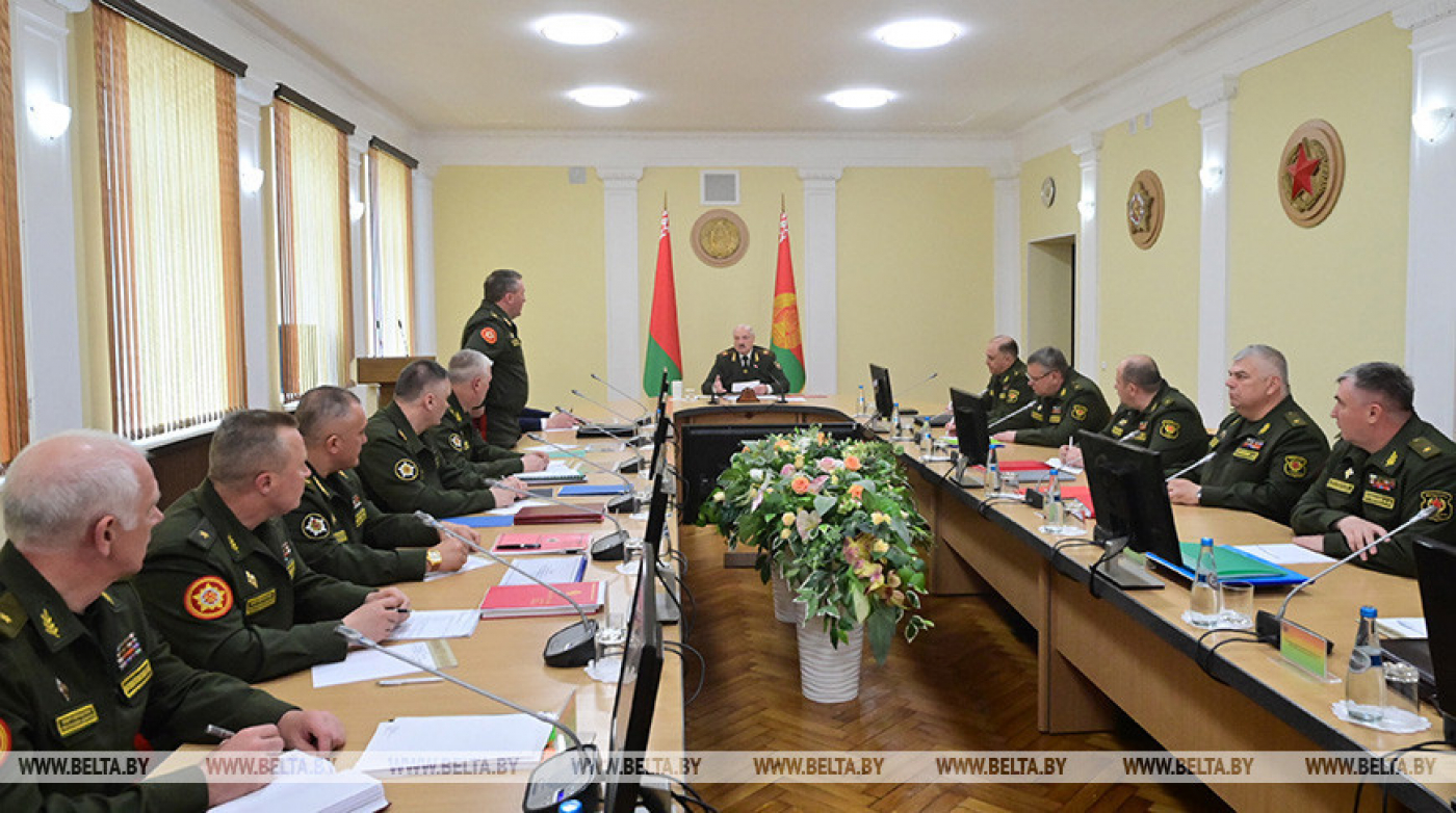 Лукашенко о давлении на Беларусь: слава богу, что пока без горячей войны