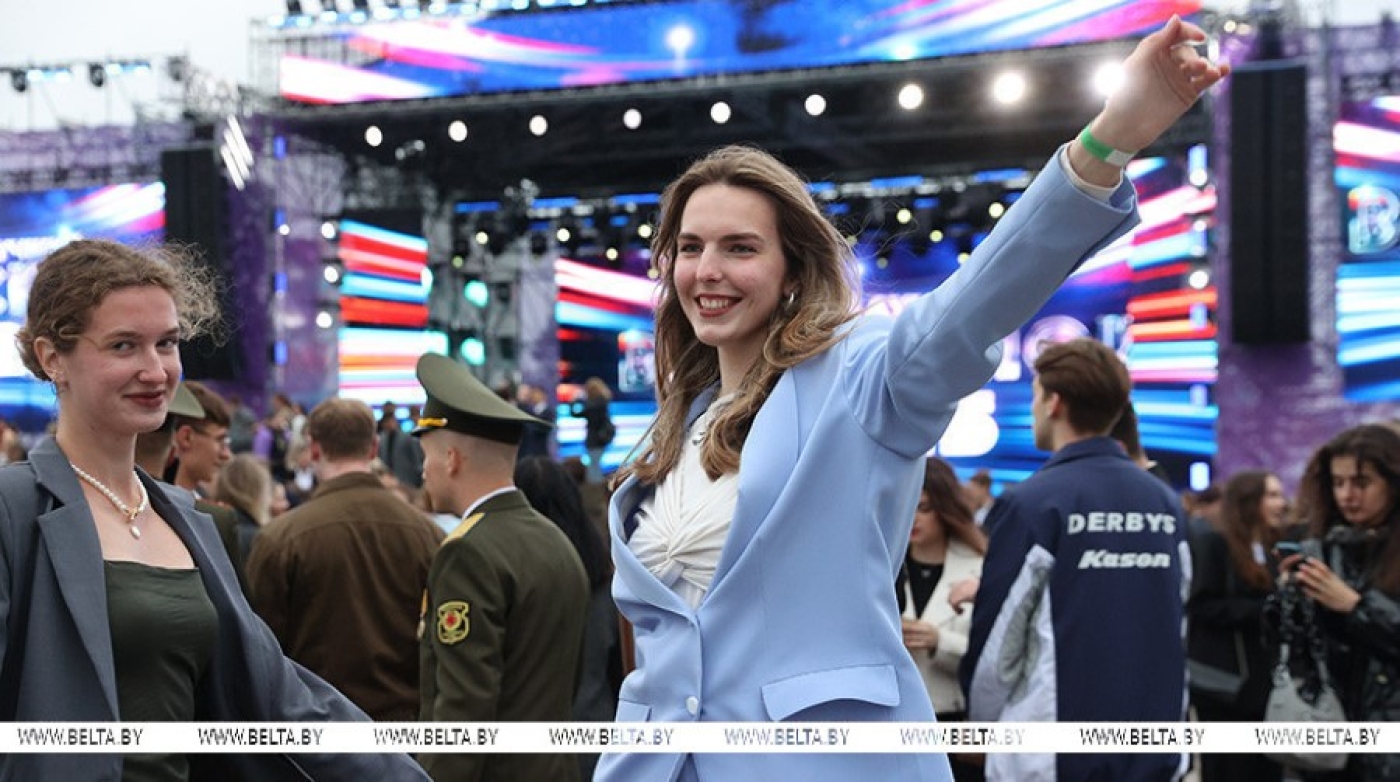 "Алые паруса", грандиозное шоу и незабываемые эмоции! Посмотрите, как прошел республиканский бал выпускников в Минске