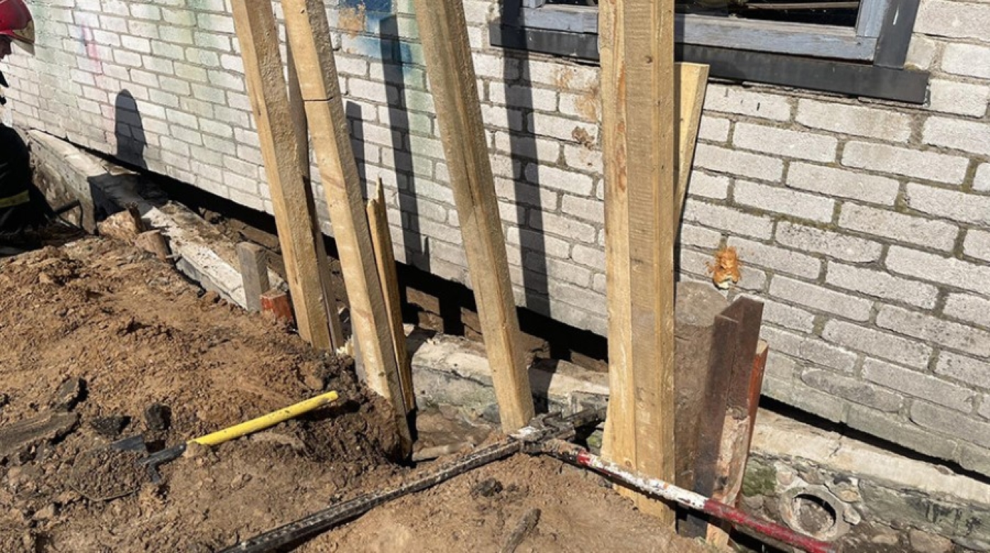 В Могилевском районе мужчину извлекали из-под обрушившегося фундамента гаража