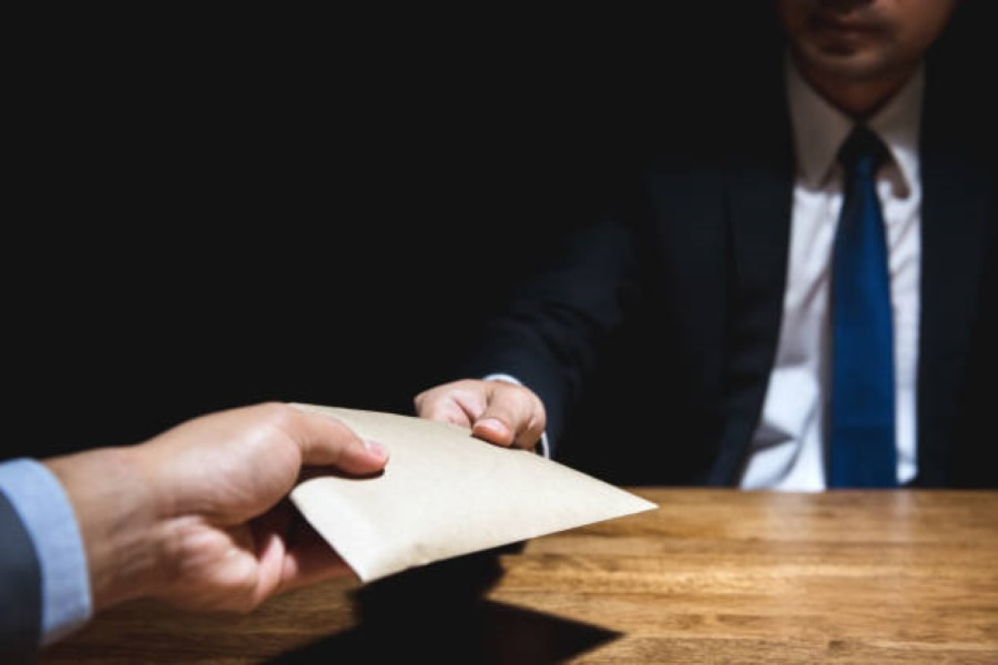 Какие последствия выплаты зарплаты «в конвертах» и неуплаты обязательных страховых взносов для нанимателей и их работников?