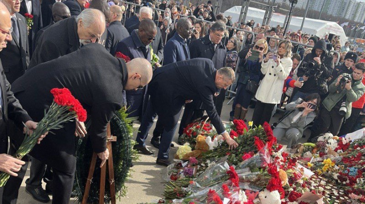 Посол Беларуси возложил цветы у "Крокус Сити Холла"