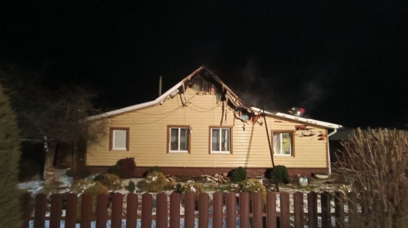 Загорелась уличная гирлянда. Соседи спасли мужчину при пожаре частного дома в Белыничах