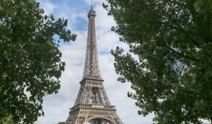 В Париже полиция задержала спрыгнувшего с парашютом с Эйфелевой башни