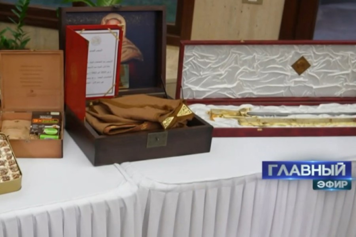 Президент Алжира подарил Лукашенко клинок и арабский бурнус