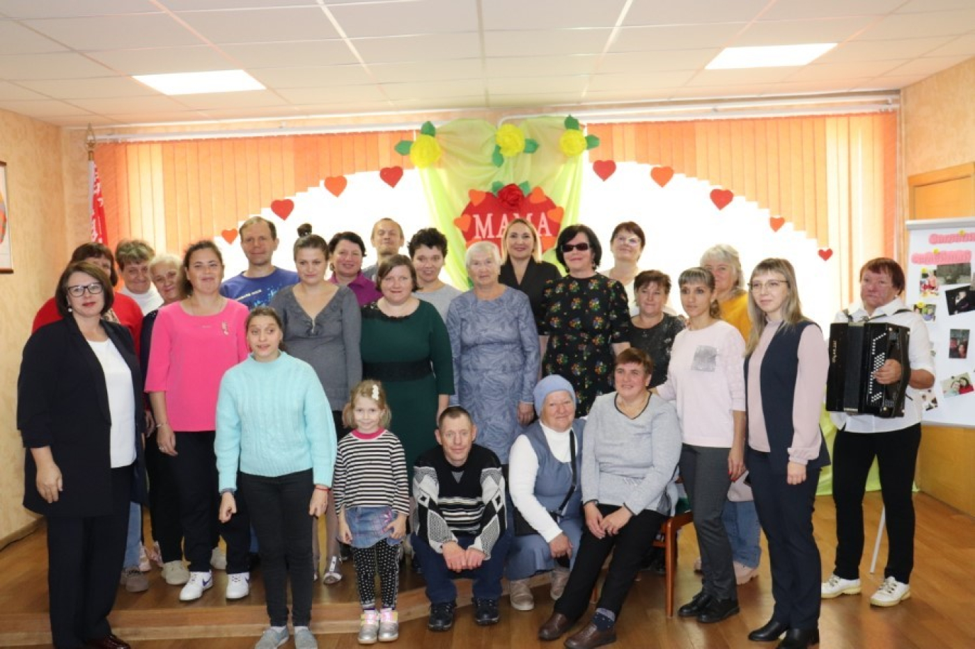 Поздравляли мам и стихами, и песнями